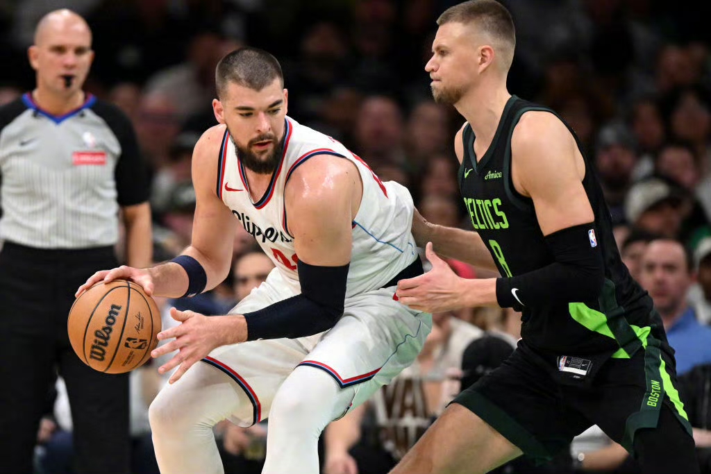 开云体育-湖人不断突破！，阿扎伦卡连续五场比赛得分超过重返赛场比赛高潮迭起的简单介绍-开云体育